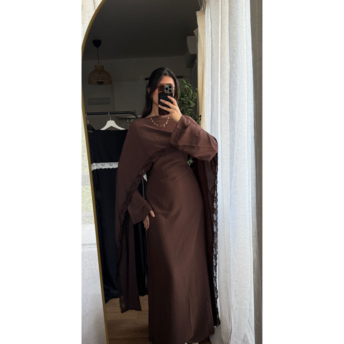 ROBE LONGUE AJUSTÉE À BORDURES EN DENTELLE SUR LA CAPE