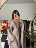 Abaya Papillon Satin & Dentelle Taupe – Élégante & Sophistiquée