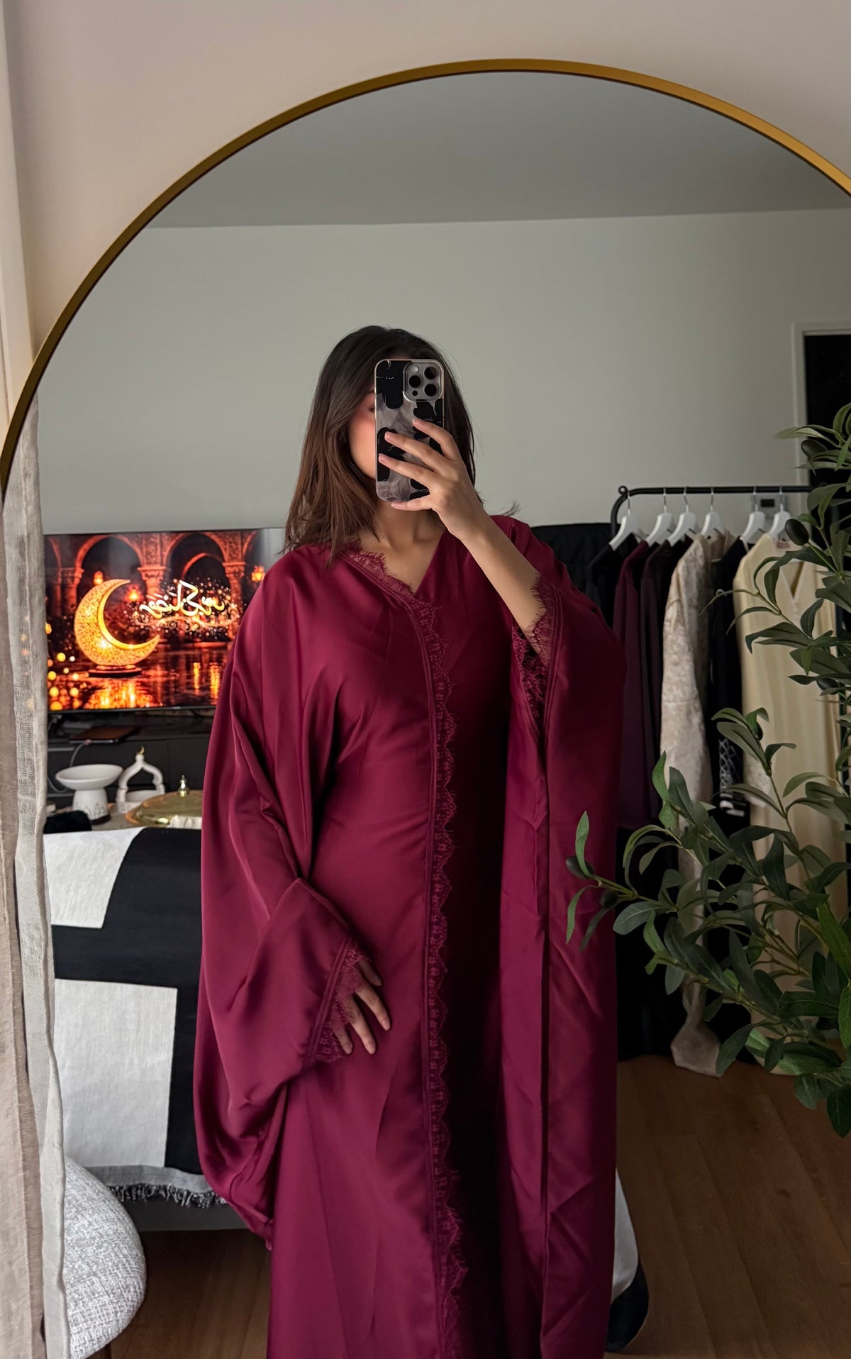 Abaya Papillon Satin & Dentelle Bordeaux – Élégante & Envoûtante