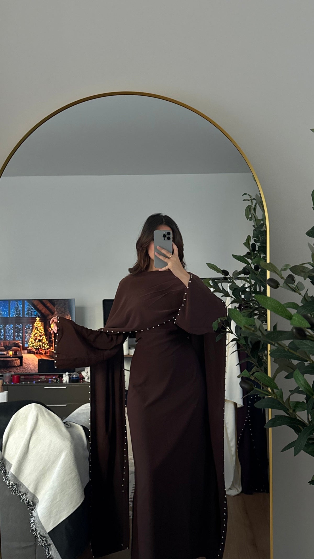 Robe Longue Ajustée à Cape & Perles au Col – Élégante | Écru Marron Prune