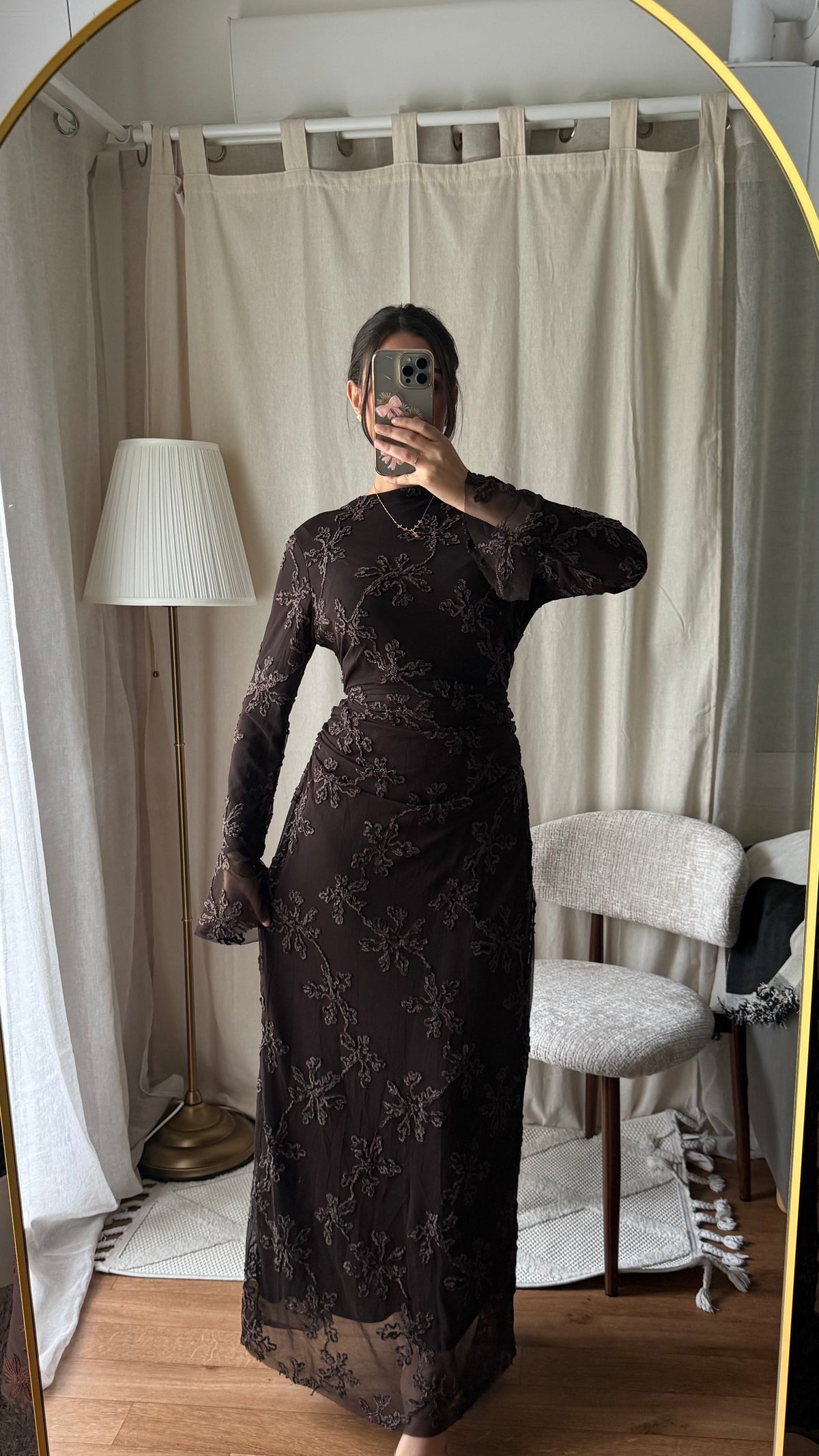 Robe longue en tulle doublé à motifs brodés marron
