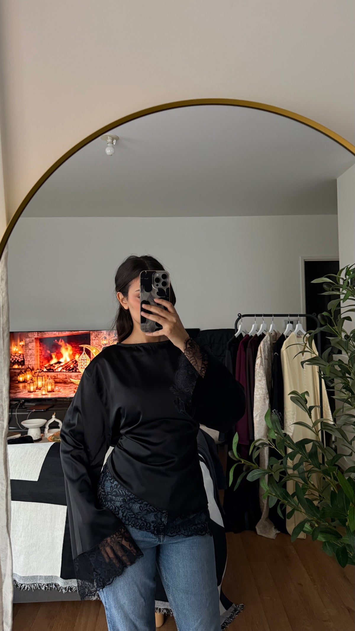 Top Satiné Dentelle Noué dans le Dos – Noir | Féminin & Chic