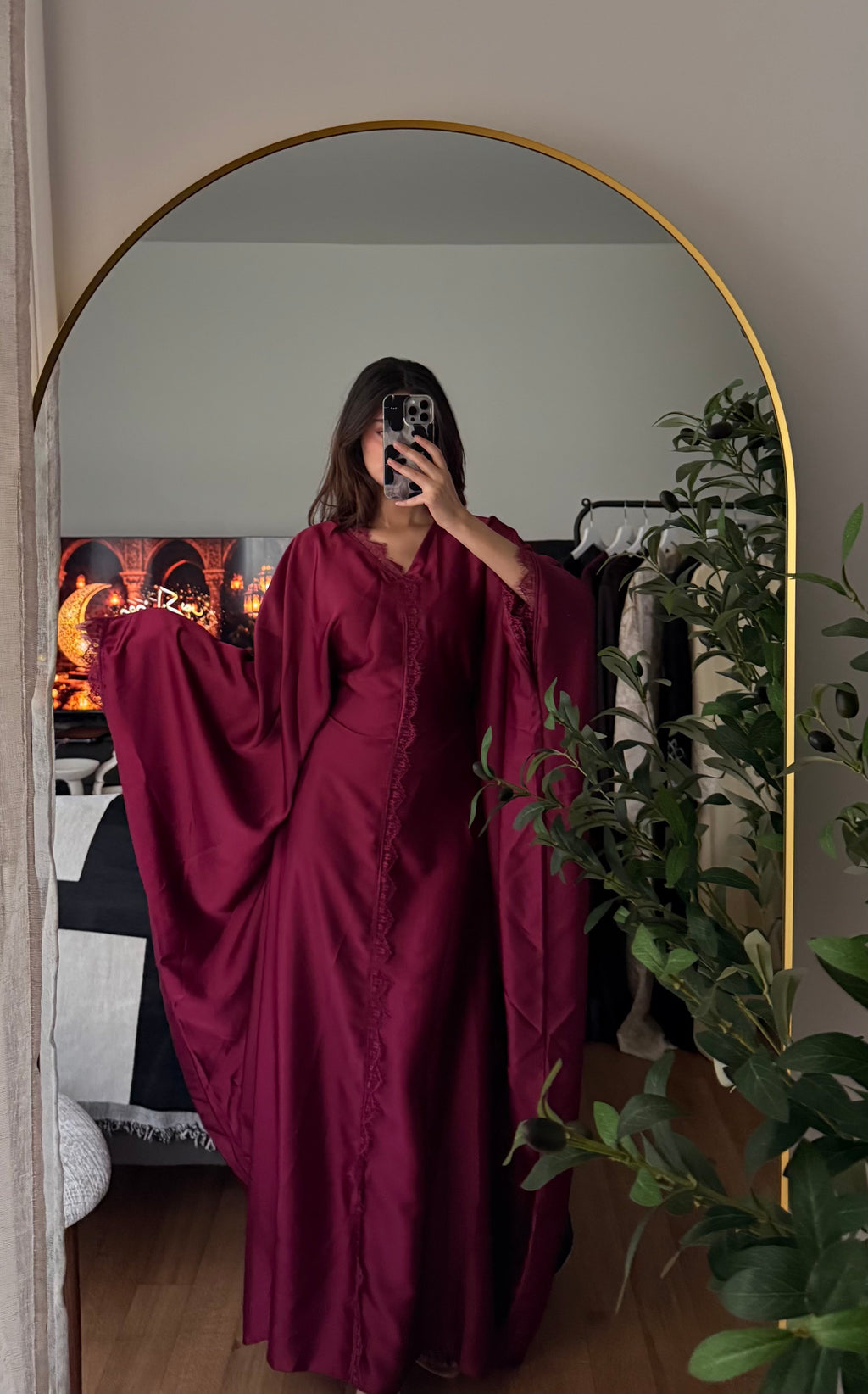 Abaya Papillon Satin & Dentelle Bordeaux – Élégante & Envoûtante