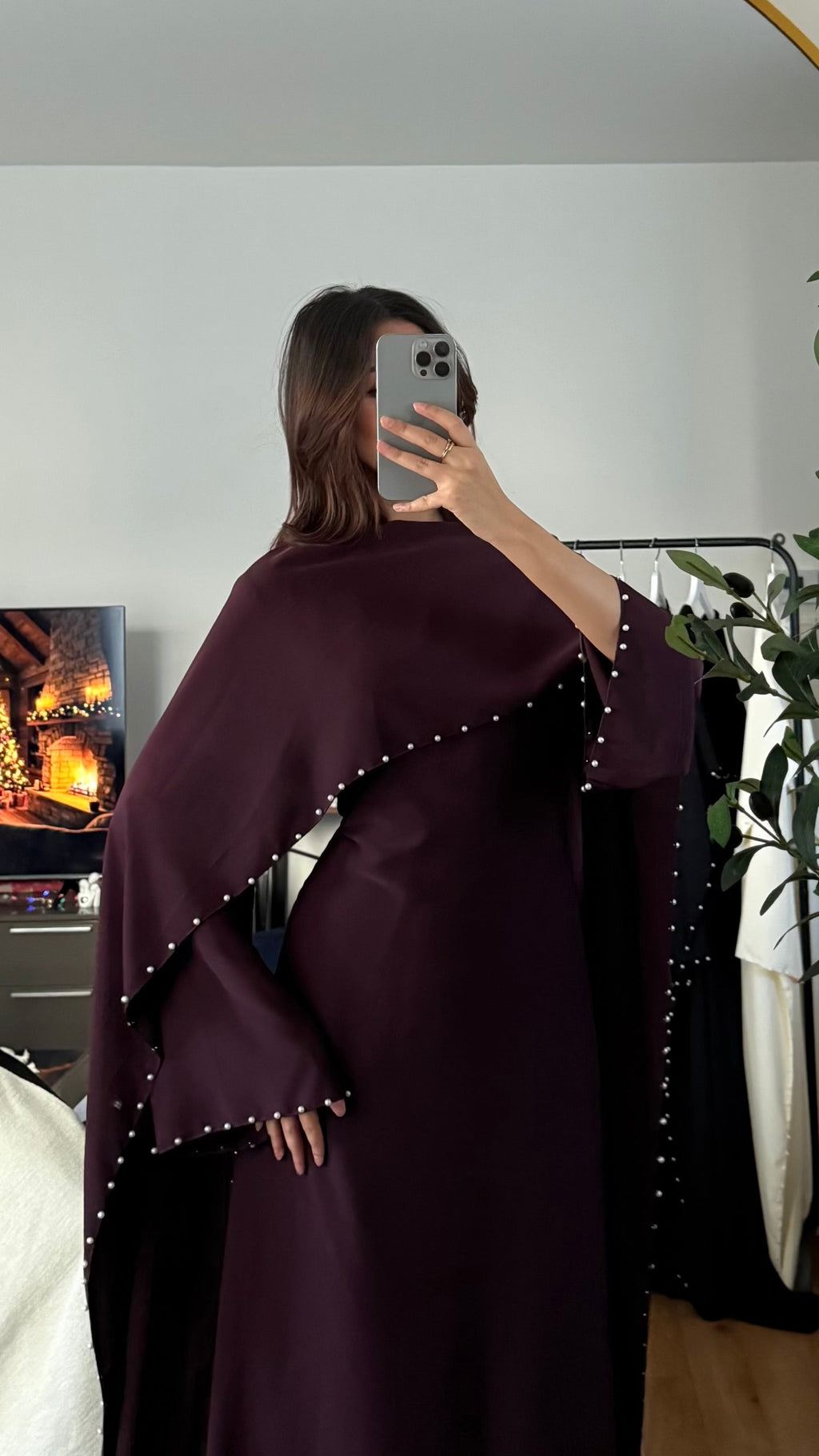 Robe Longue Ajustée à Cape & Perles au Col – Élégante | Écru Marron Prune