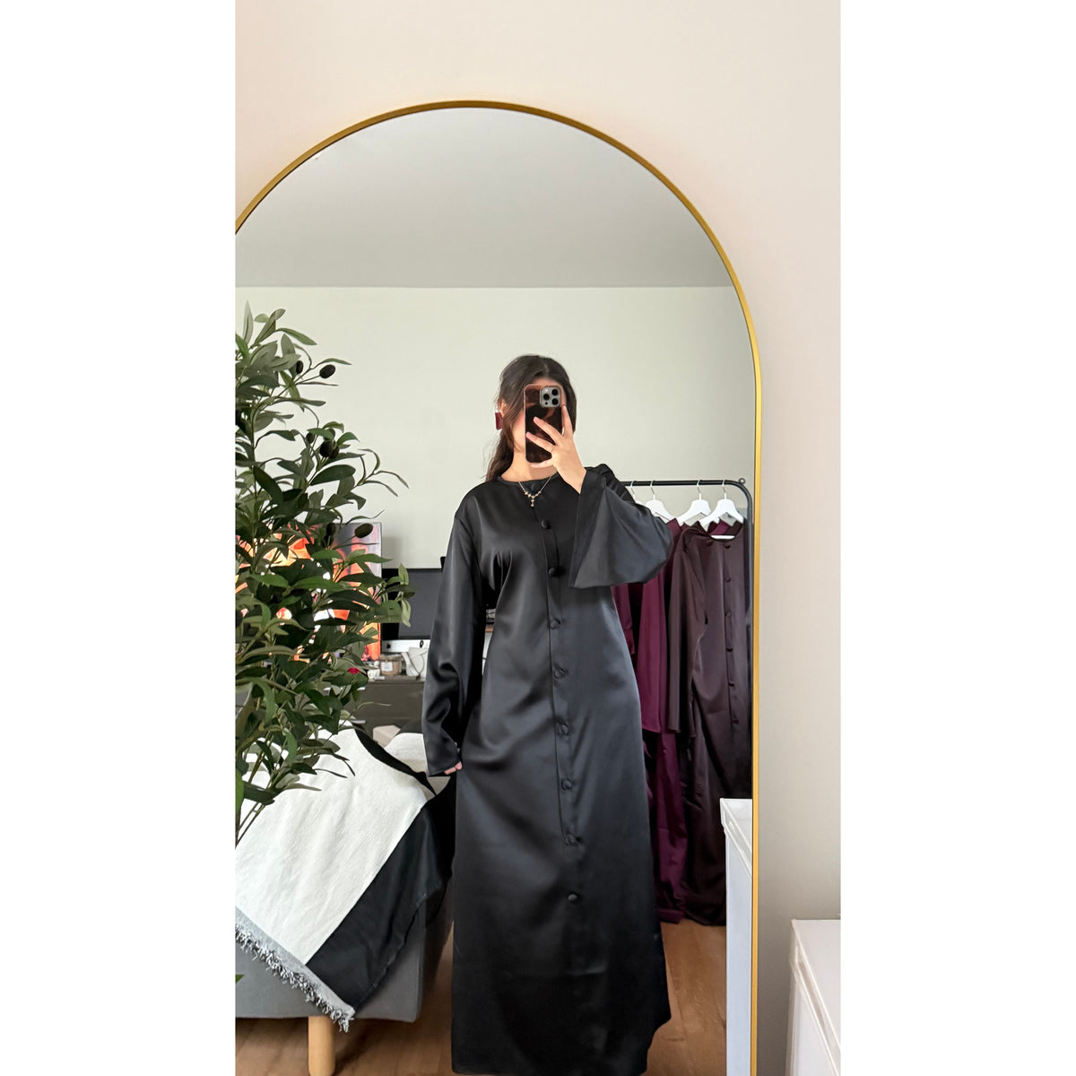 Robe Longue Satinée à Boutons & Dos Lacé – Élégante | Noir