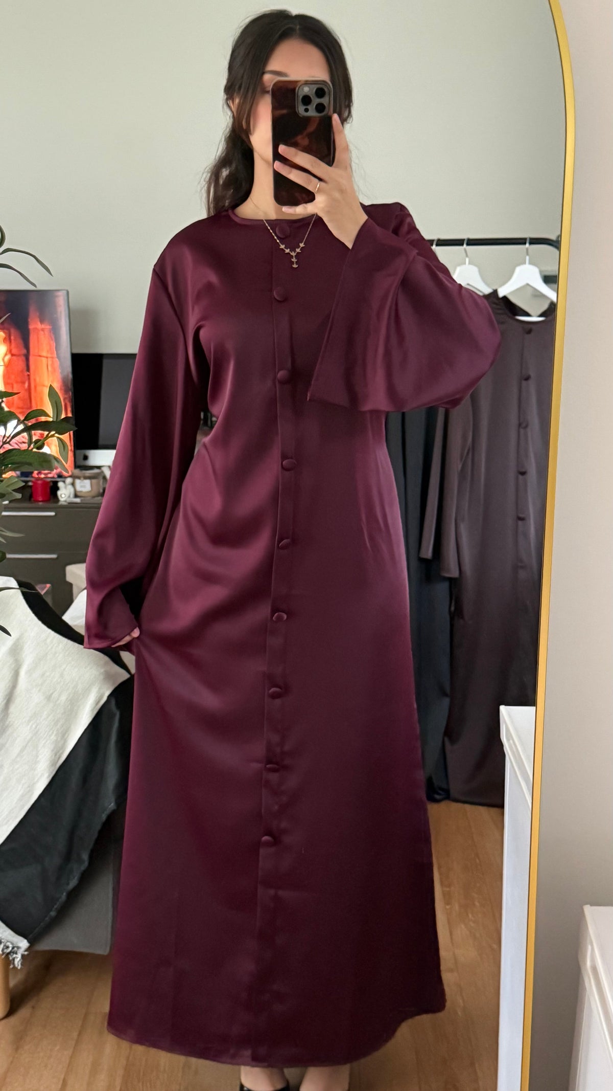 Robe Longue Satinée à Boutons & Dos Lacé – Élégante | Prune
