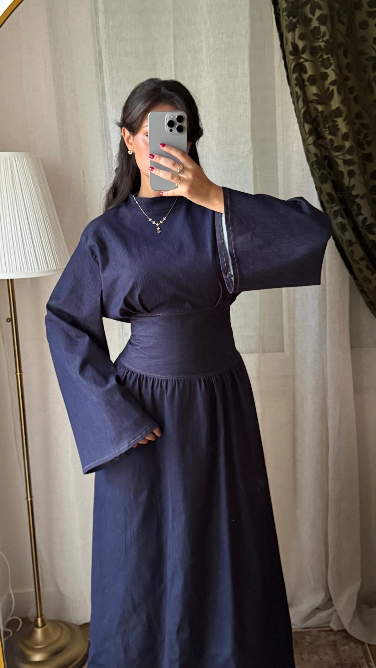 Robe longue col montant en jeans à nouer dans le dos