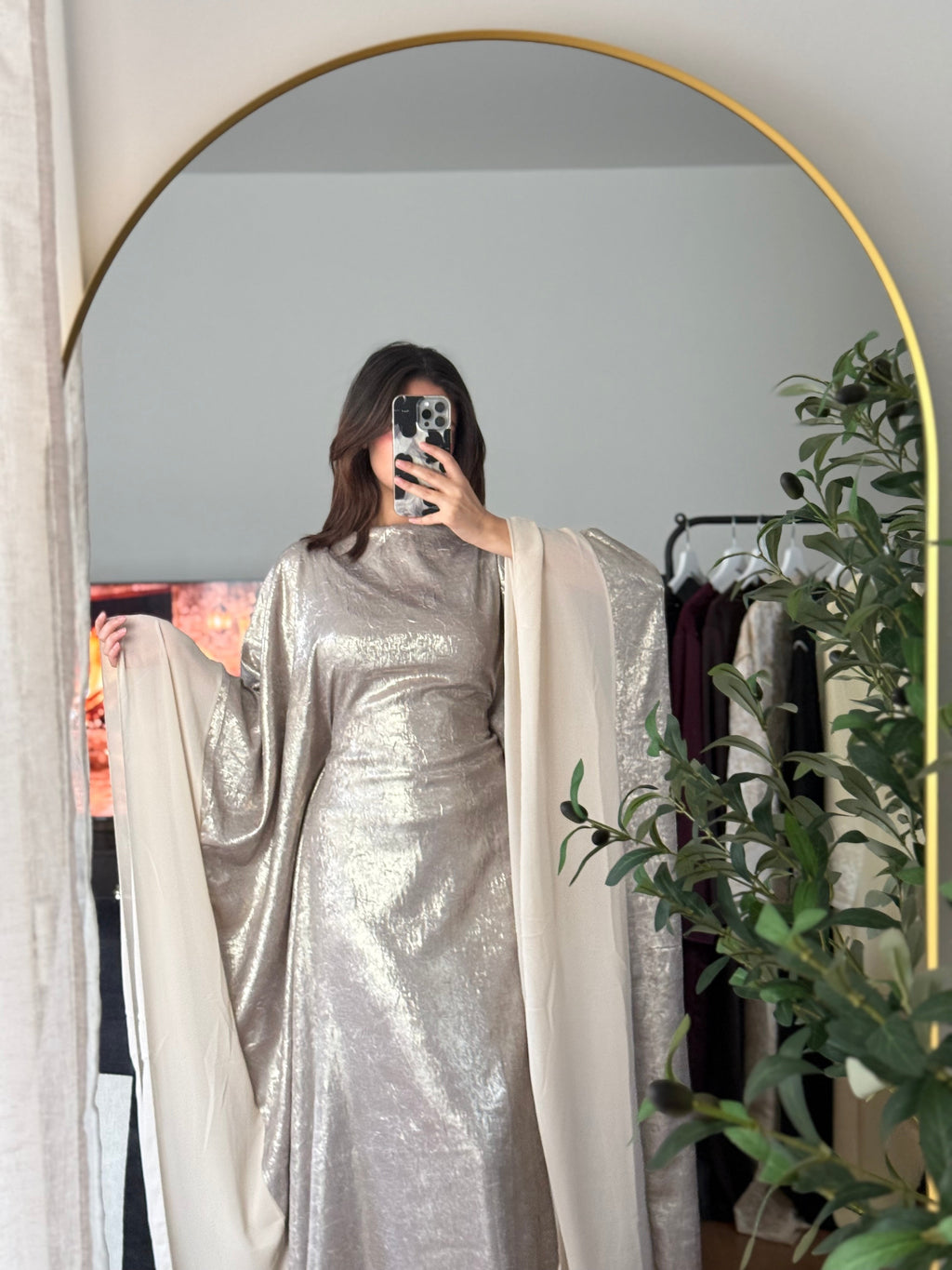 Abaya Papillon Tissu Brillant & Bordures Voile – Beige Élégante
