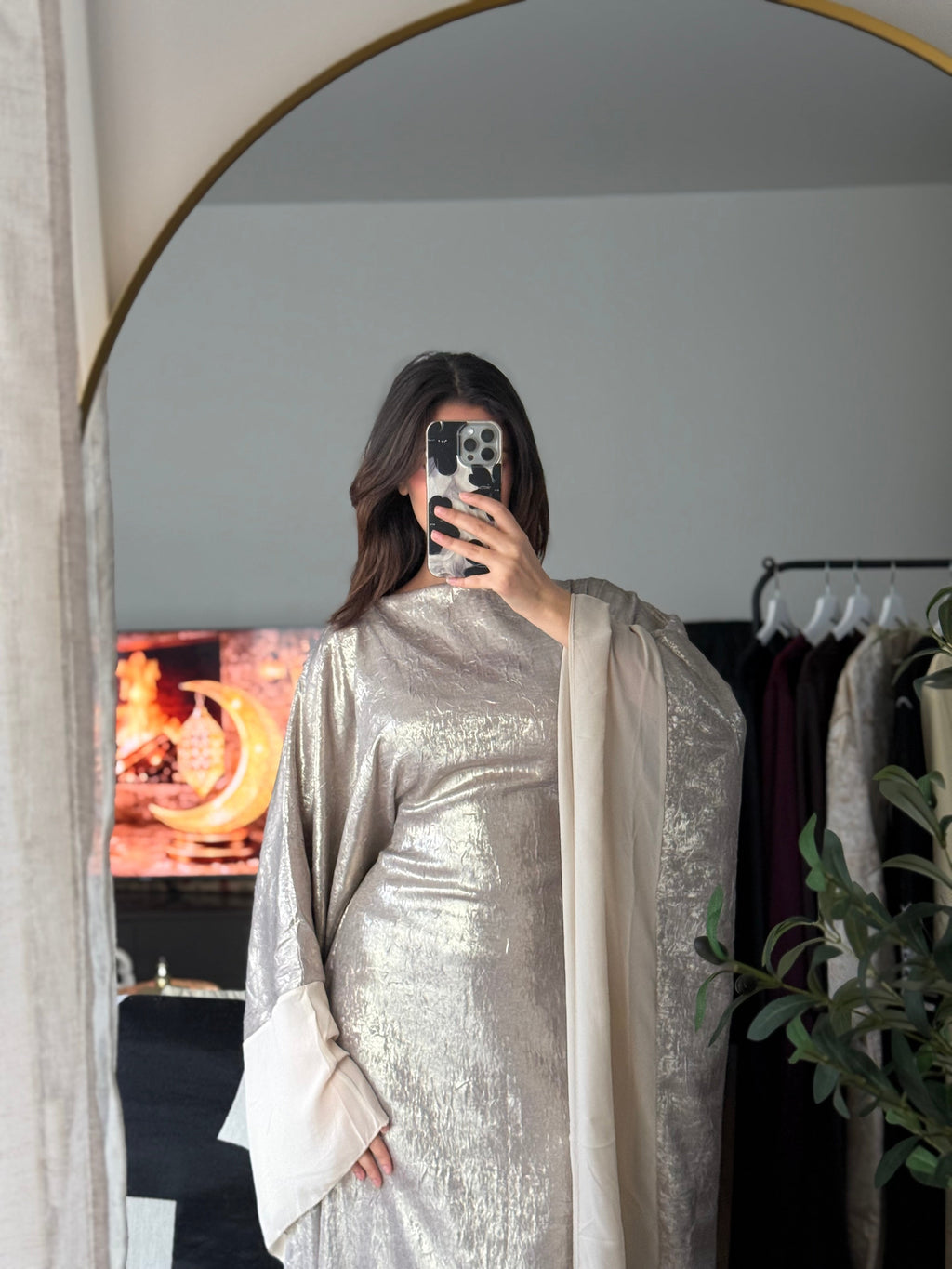 Abaya Papillon Tissu Brillant & Bordures Voile – Beige Élégante