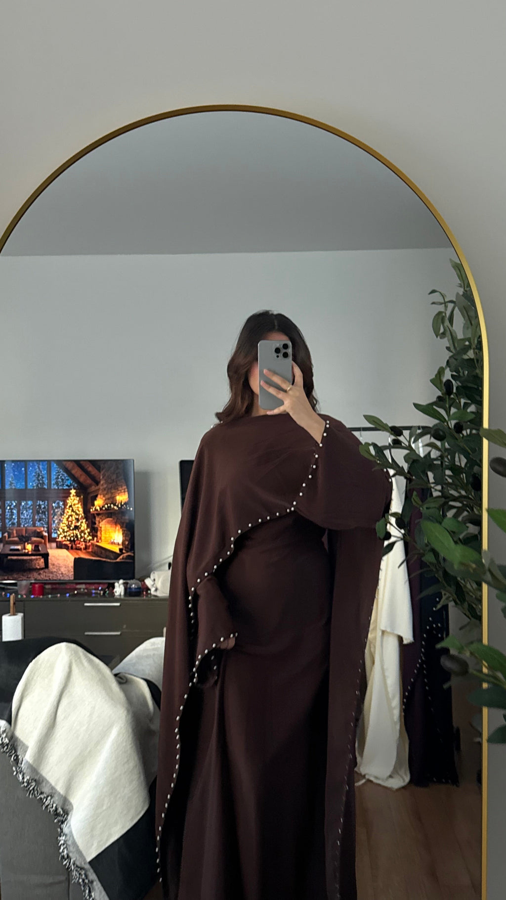Robe Longue Ajustée à Cape & Perles au Col – Élégante | Écru Marron Prune