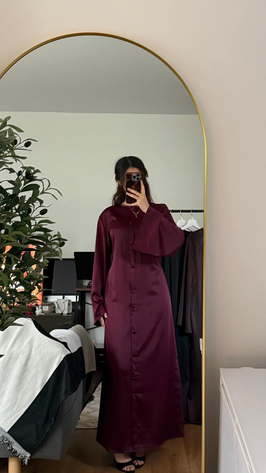 Robe Longue Satinée à Boutons & Dos Lacé – Élégante | Prune