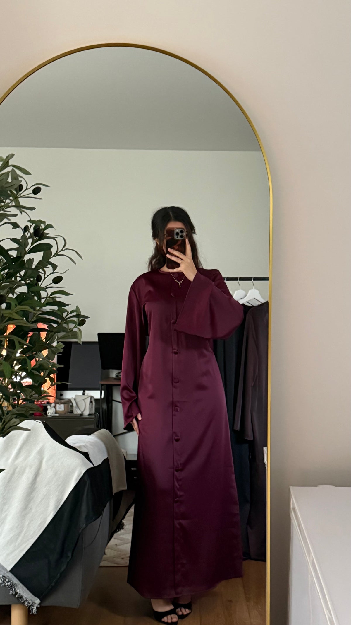 Robe Longue Satinée à Boutons & Dos Lacé – Élégante | Prune