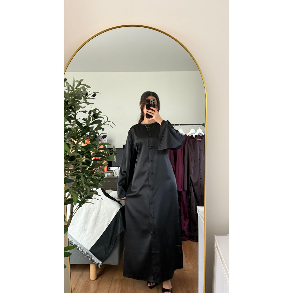 Robe Longue Satinée à Boutons & Dos Lacé – Élégante | Noir