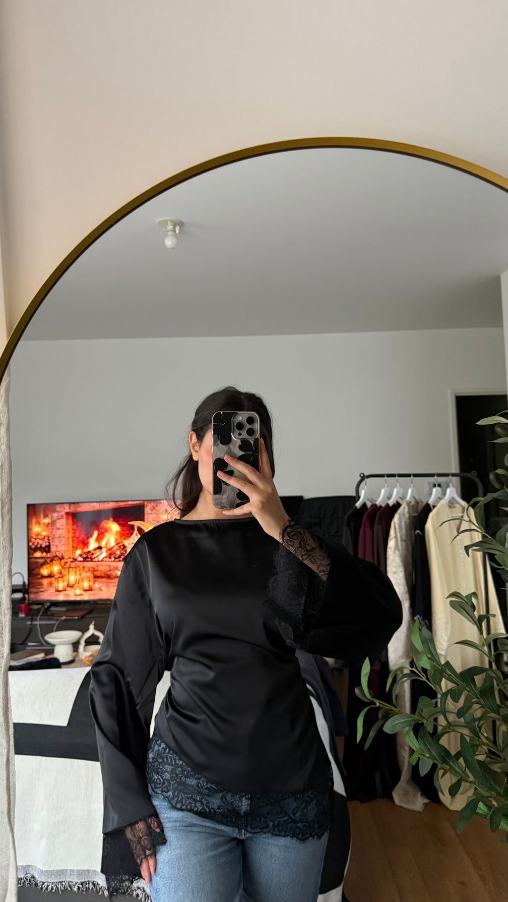 Top Satiné Dentelle Noué dans le Dos – Noir | Féminin & Chic