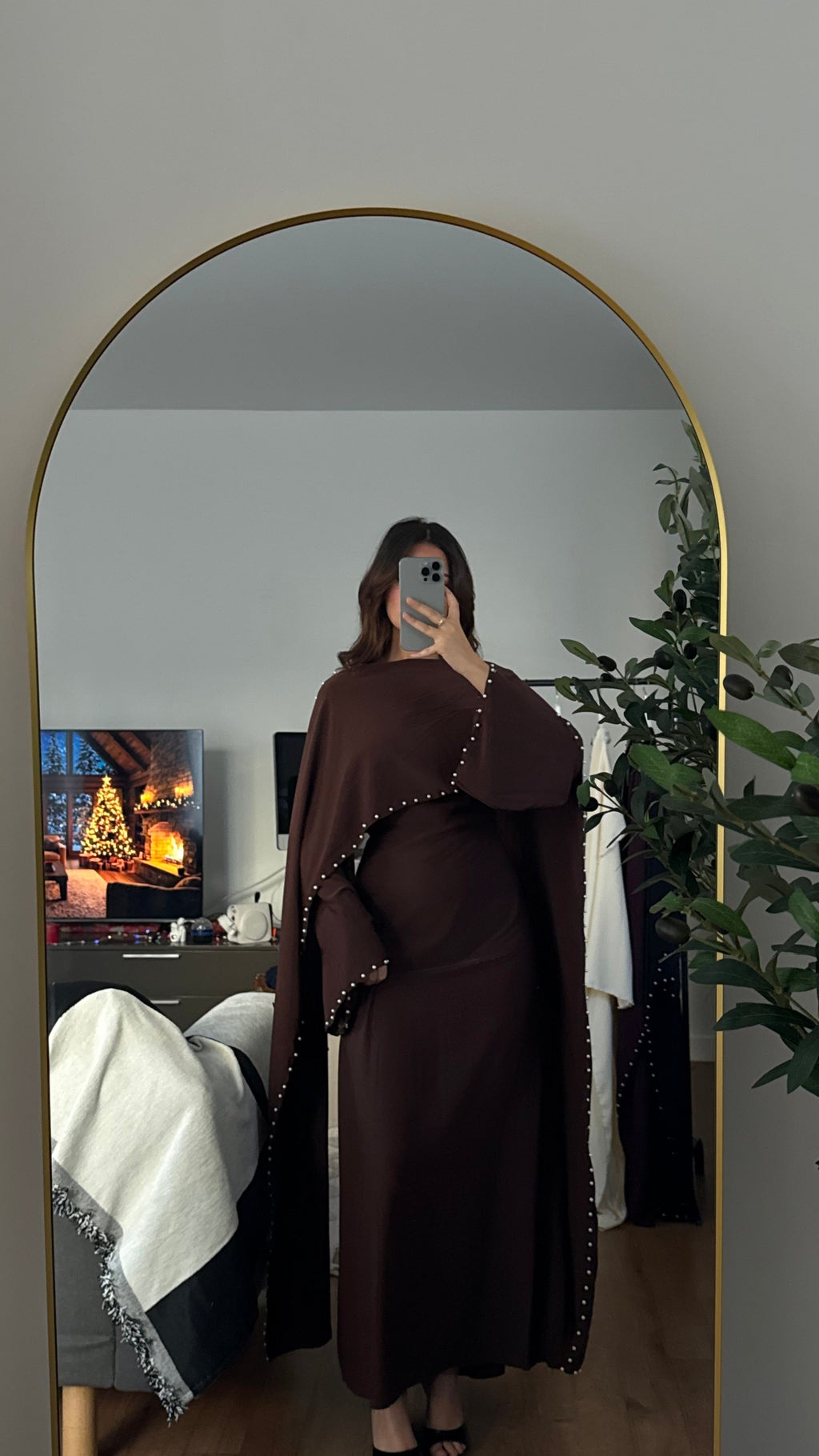 Robe Longue Ajustée à Cape & Perles au Col – Élégante | Écru Marron Prune