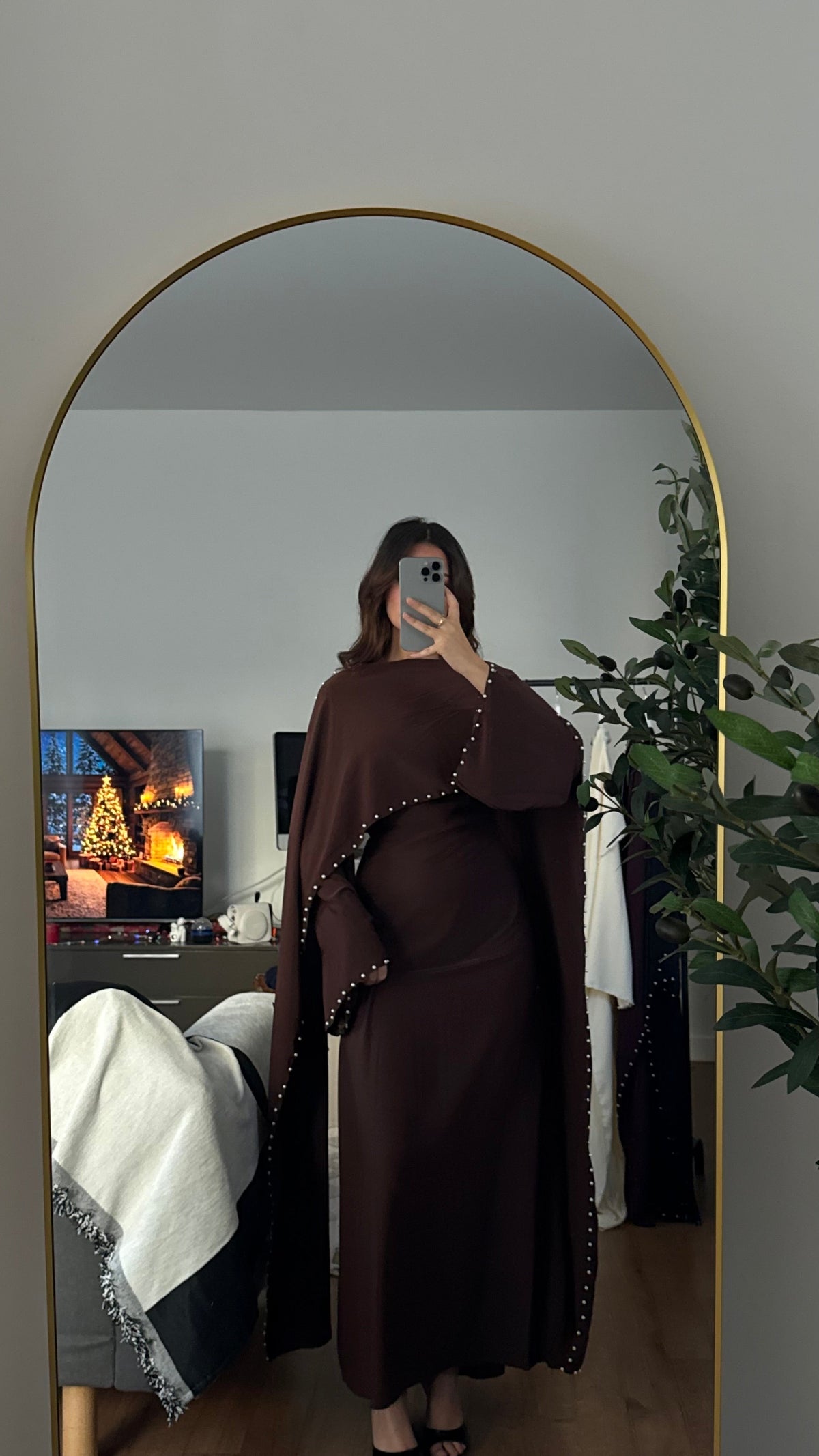 Robe Longue Ajustée à Cape & Perles au Col – Élégante | Écru Marron Prune