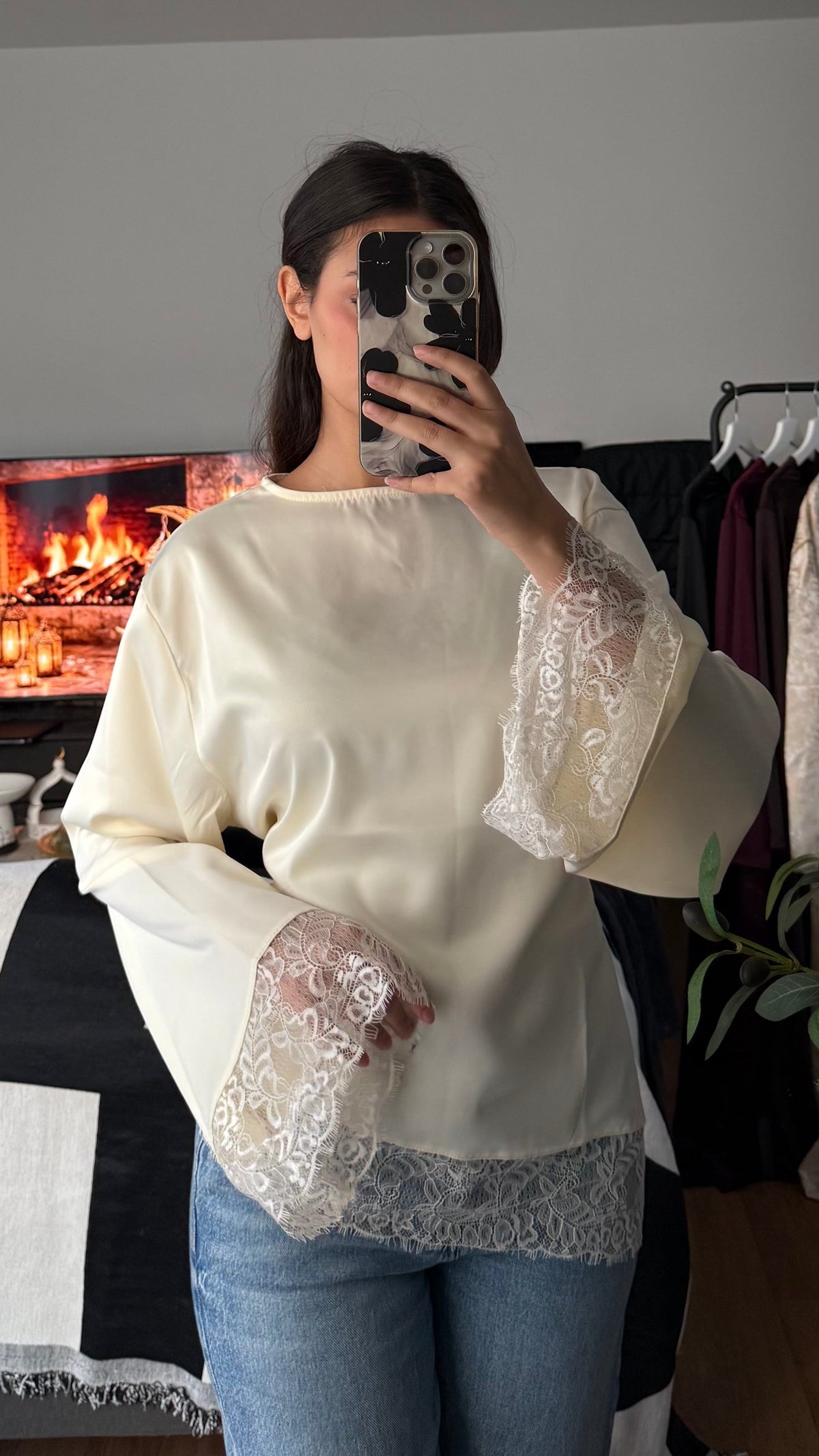 Top Satiné Dentelle Noué dans le Dos – Crème | Féminin & Chic
