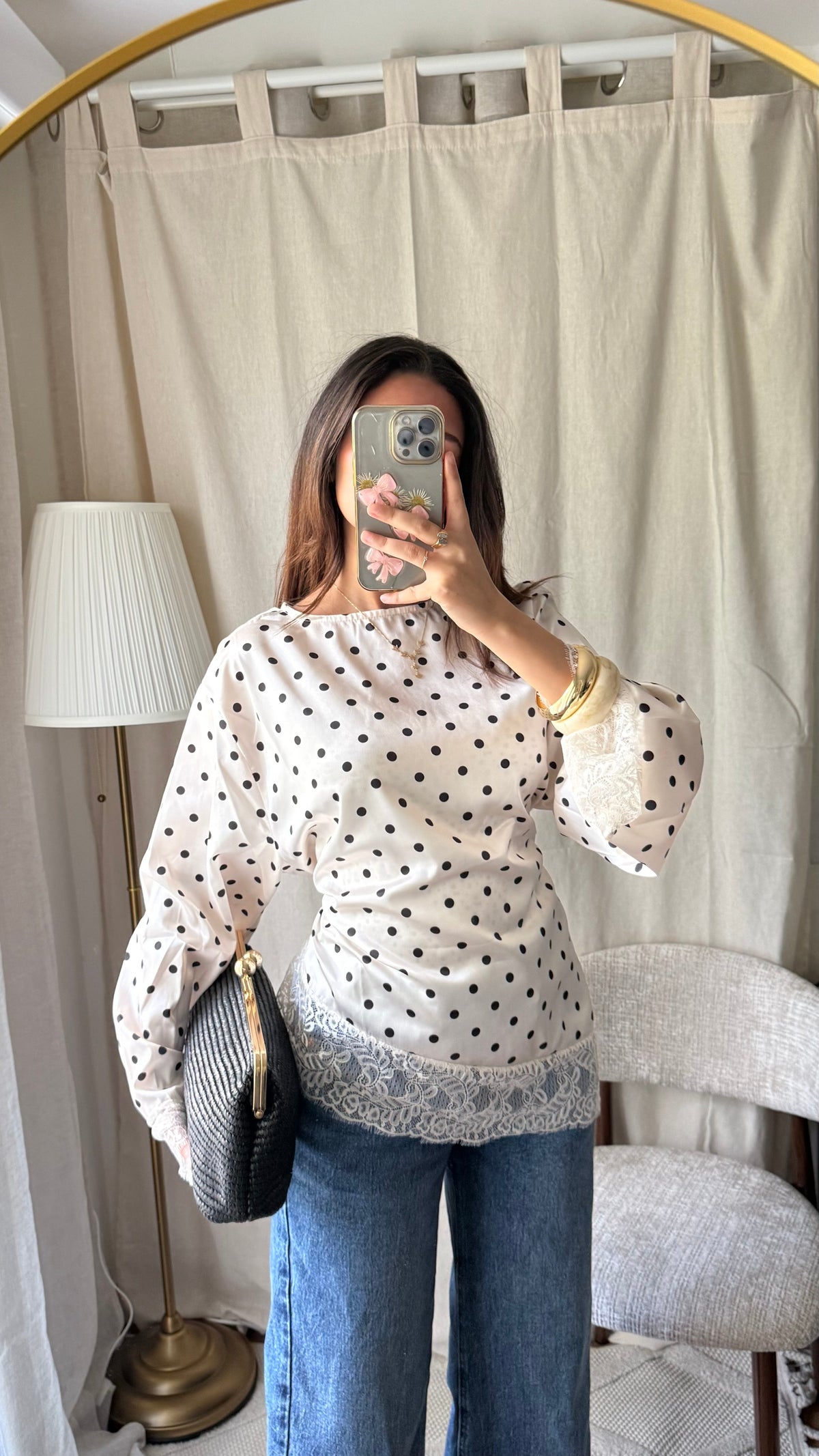 Top à pois satiné manches longues noué dans le dos à bords en dentelle