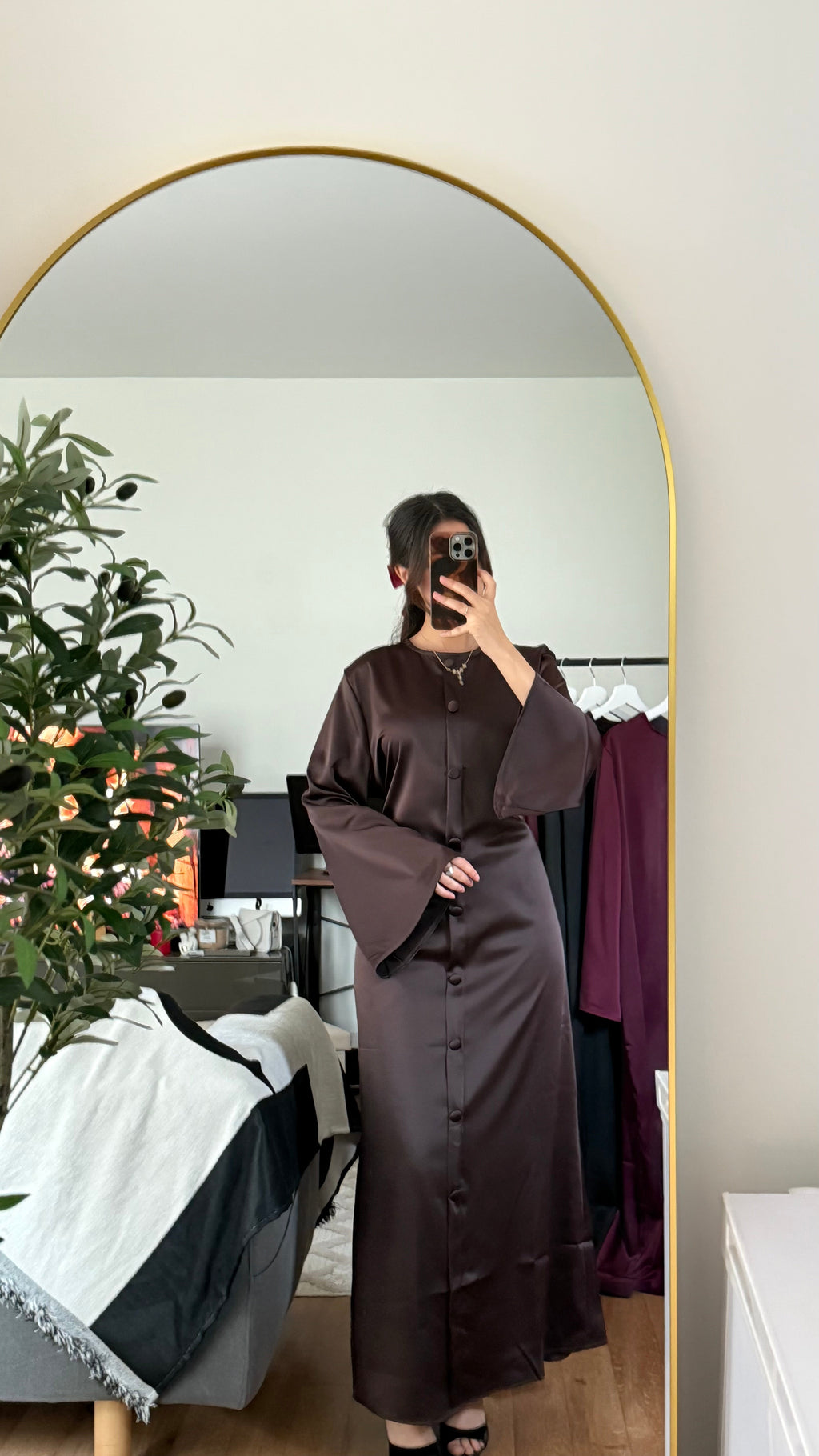 Robe Longue Satinée à Boutons & Dos Lacé – Élégante | Coffee