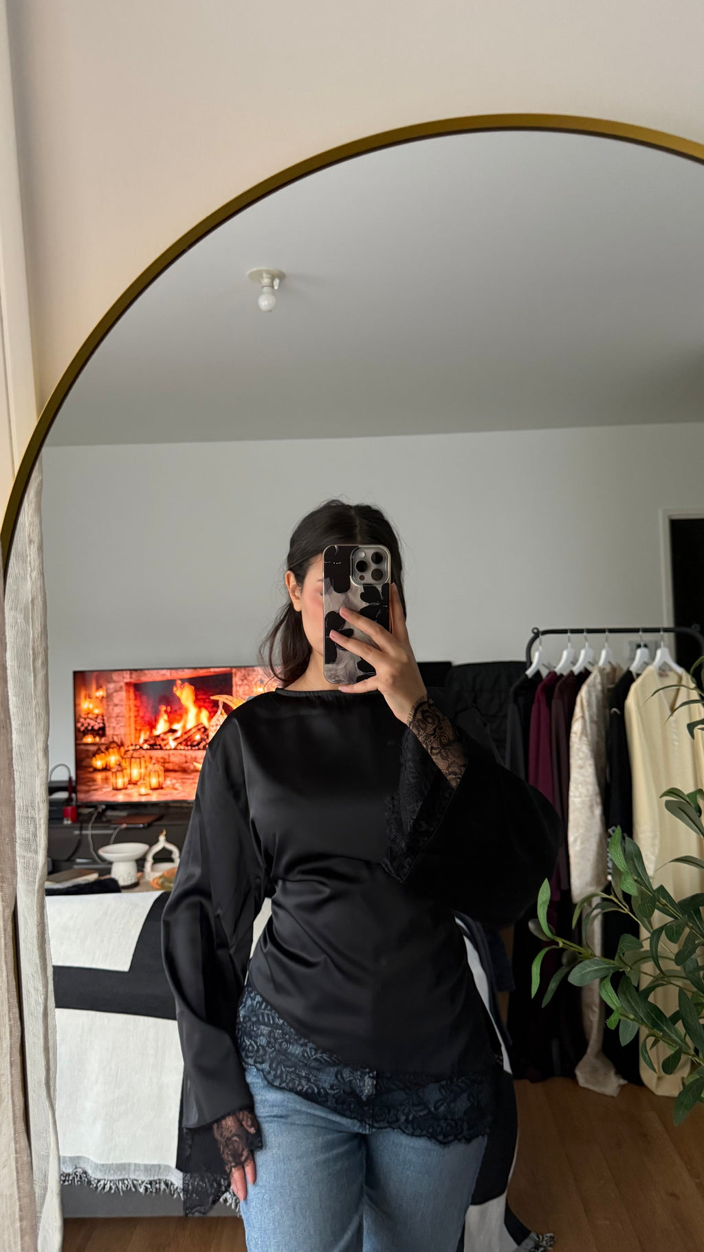Top Satiné Dentelle Noué dans le Dos – Noir | Féminin & Chic