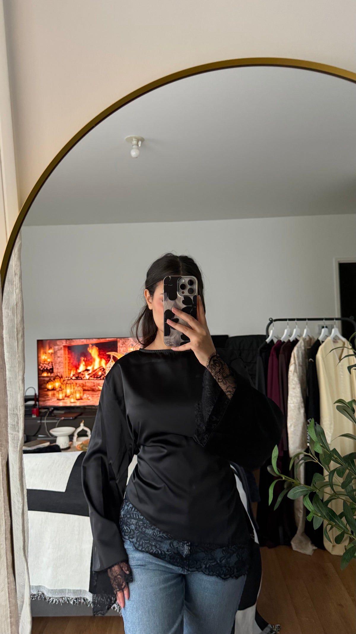 Top Satiné Dentelle Noué dans le Dos – Noir | Féminin & Chic