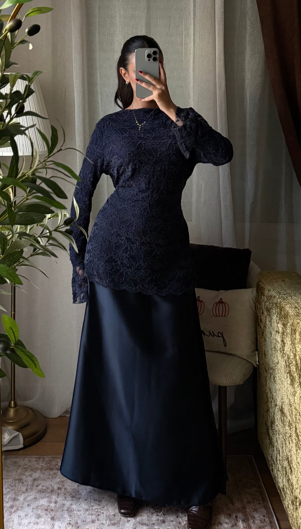 Robe doublée en satin et Dentelle – marine