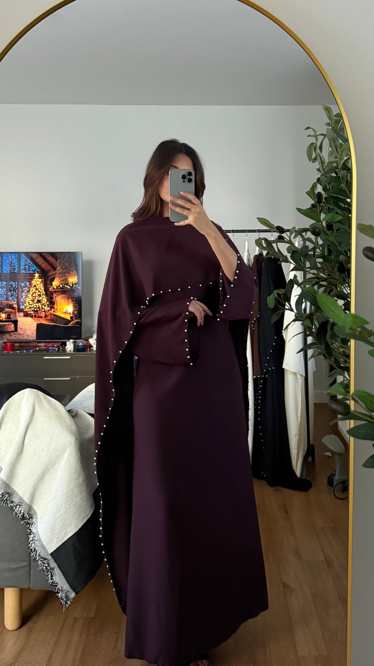Robe Longue Ajustée à Cape & Perles au Col – Élégante | Écru Marron Prune