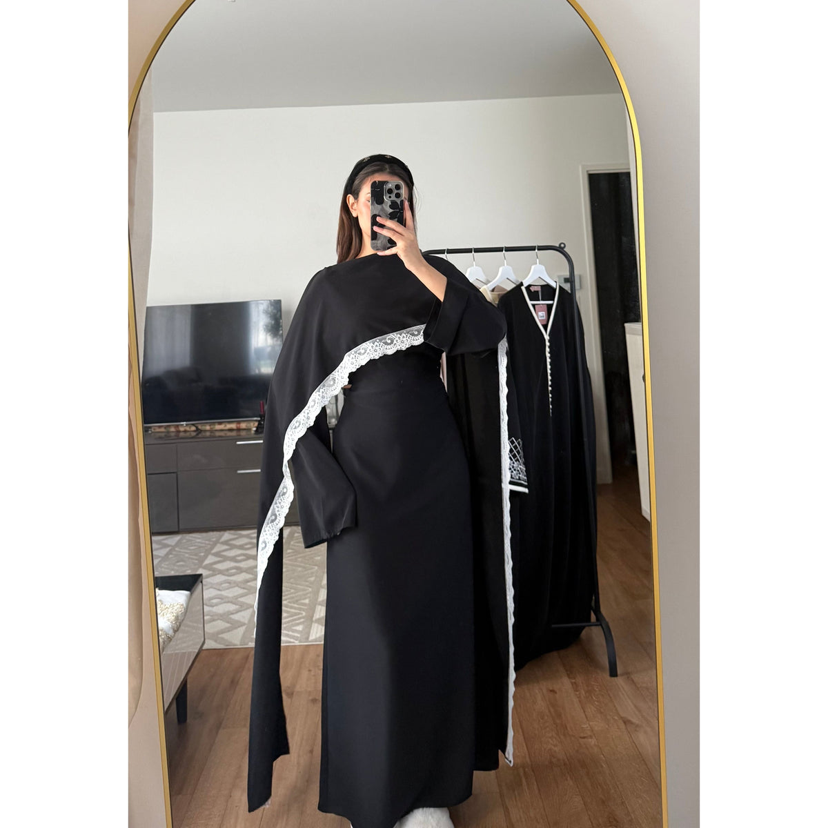 ROBE LONGUE AJUSTÉE À BORDURES EN DENTELLE SUR LA CAPE