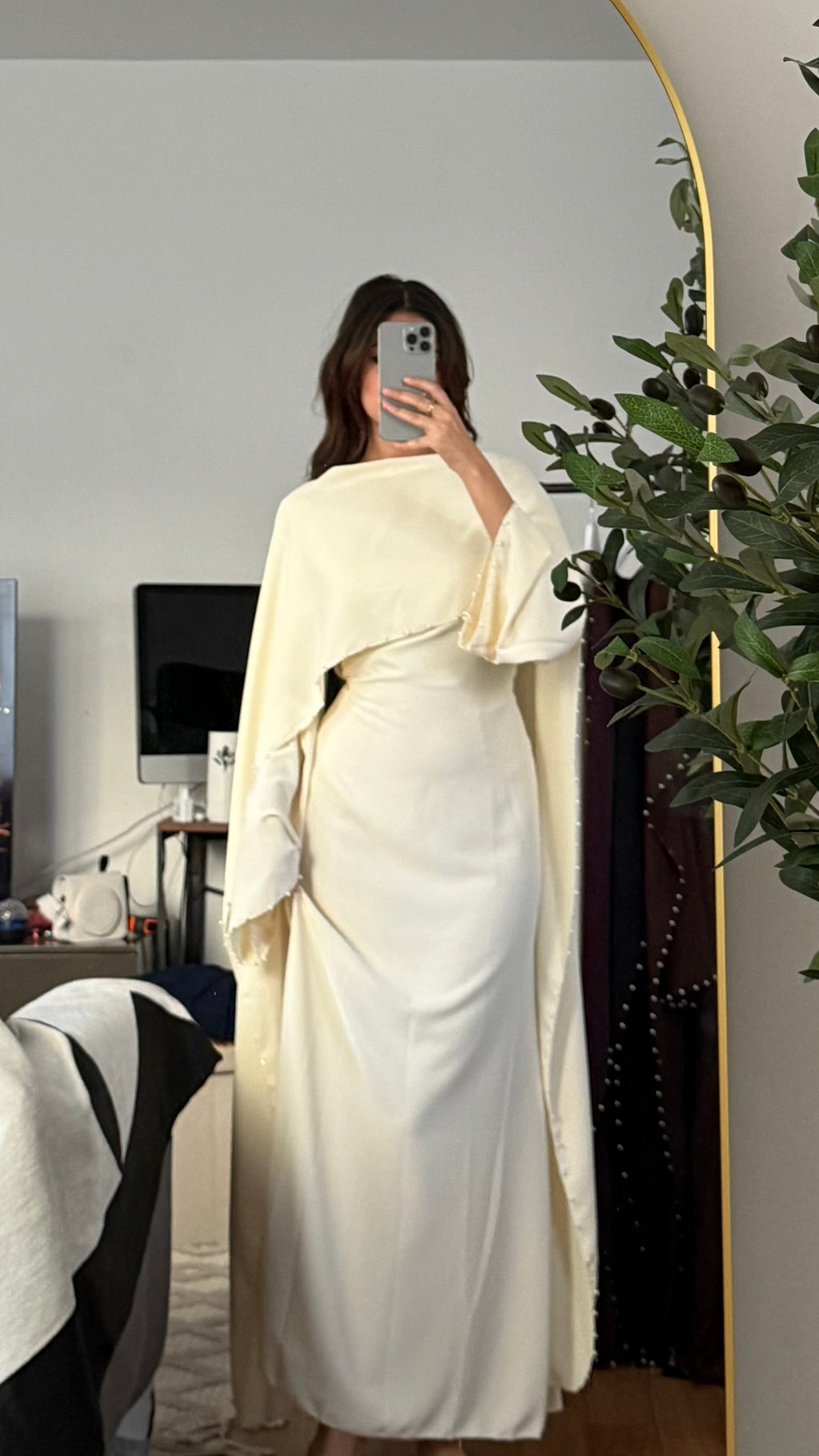 Robe Longue Ajustée à Cape & Perles au Col – Élégante | Écru Marron Prune