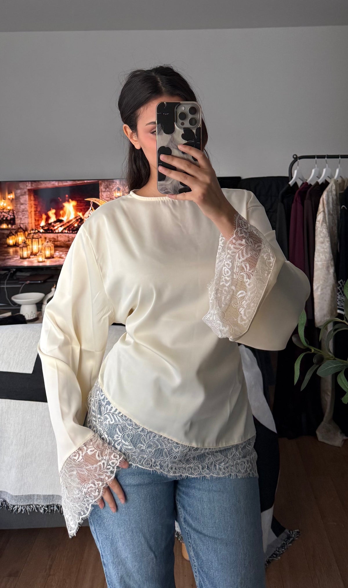 Top Satiné Dentelle Noué dans le Dos – Crème | Féminin & Chic