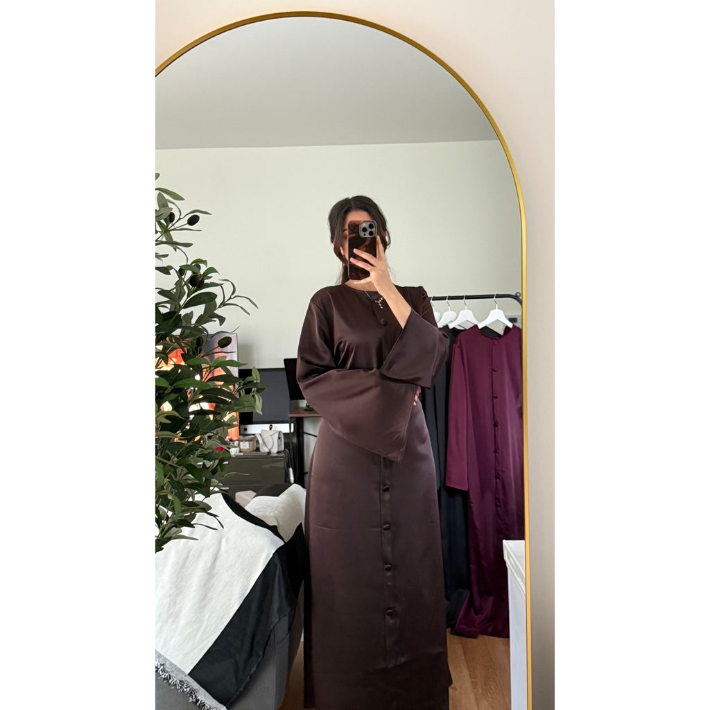 Robe Longue Satinée à Boutons & Dos Lacé – Élégante | Coffee