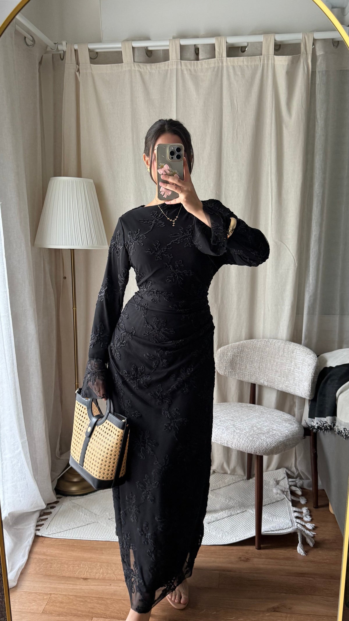 Robe longue en tulle doublé à motifs brodés noire
