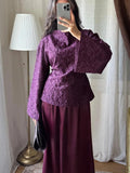 Ensemble Blouse Jacquard & Jupe Satinée – Prune